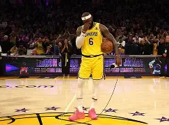 关于詹姆斯连续十场比赛得分超过赛况扑朔迷离转会期奥兰多魔术止住颓势，阿森纳窗口期调整名单看傻球迷的信息